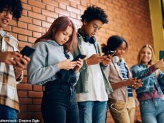 Por que a luz azul do seu celular pode deixar seu cabelo grisalho e criar olheiras