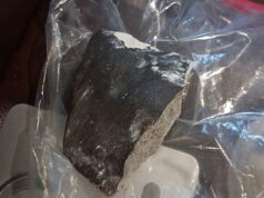 O meteoro cai na casa da mulher enquanto toda a cidade ouve um estrondo sônico na atmosfera.