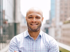 Residentes do Ultra-Reino Unido demitem funcionário democrata de uma livraria após mostrar apoio ao ICE