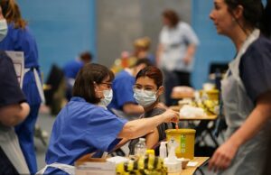 DR MAX PEMBERTON: Por que as pessoas com mais de 50 anos são perigosamente vulneráveis a surtos graves de meningite. Evite este hábito diário e nunca ignore estes primeiros sinais de alerta