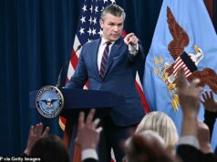 Juiz anula política de mídia do paranóico Pete Hegseth após repressão ao acesso à imprensa na Casa Branca