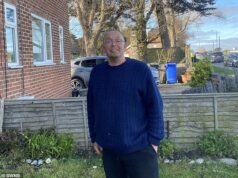 Uma mulher de 28 anos foi acusada de assassinato depois que um homem de 54 anos foi encontrado morto em um parque