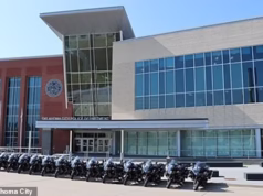 Casal de Oklahoma acusado de usar menina de 14 anos como substituta de seus gêmeos enfrenta indignação