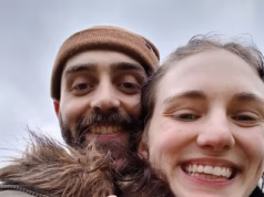 O romance turbulento mostra uma garçonete escocesa noiva de um americano apenas 24 horas depois que os dois se conheceram pessoalmente