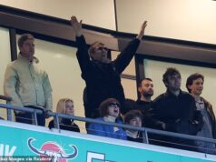 Liam e Noel Gallagher se reuniram para uma rara aparição pública no Estádio de Wembley enquanto comemoravam a confortável vitória do Manchester City na final da Carabao Cup sobre o Arsenal