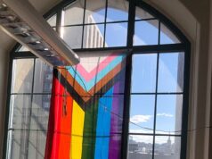 A guerra do orgulho irrompe nas melhores faculdades quando professores ilustres recebem o aviso final para pendurar bandeiras do lado de fora das janelas: ‘É uma rebelião’