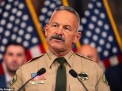 Xerife da Califórnia apreende 650.000 cédulas em meio a confronto com autoridades estaduais sobre contagem de votos