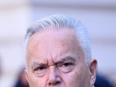 ‘Este é o meu lado da história’: Huw Edwards quebra dramaticamente a capa do Mail na véspera do novo drama do Channel 5, Covering the Mail, com suas próprias afirmações chocantes e de autopiedade sobre sua queda, enquanto fontes internas levantam a tampa sobre a vida ‘confusa’ da ex-estrela no exílio