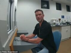 Justin Timberlake faz piada estranha sobre ser branco para a polícia em filmagem da prisão por DWI em 2024 em Hamptons