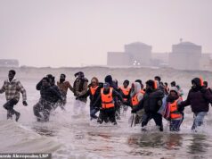 Mahmoud ‘planeja deportar criminosos estrangeiros e requerentes de asilo reprovados antes que eles possam apelar da decisão’