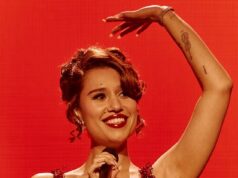 Adrian Thrills: Artista no auge, Roy faz sua proposta para cantar o próximo tema de Bond.