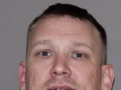 O homem que dirigiu um caminhão contra uma estação de TV de Dallas e jogou restos humanos no escritório do FBI foi preso novamente