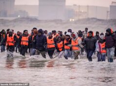 Barcos cheios de migrantes cruzaram o Canal da Mancha poucos dias depois da renúncia do chefe da fronteira