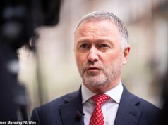 Ministro do Gabinete chamou de ‘hipócrita’ por permitir que os trabalhadores trabalhassem quatro dias semanais com pagamento integral