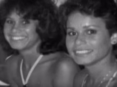 Enquanto a atriz de Home and Away, Rhoda Roberts, morre, uma questão perturbadora permanece: quem decapitou sua irmã gêmea Lois e envolveu seu corpo em um fio elétrico no mato perto de Byron Bay?