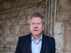 As ligações de Andrew Mountbatten-Windsor com o escândalo de Epstein são mais uma crise para a família real do que a saída de Eduardo VIII, afirma o biógrafo Andrew Lowney.