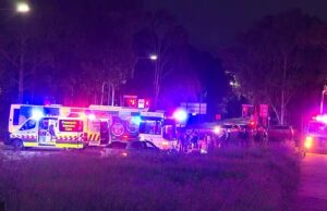 Momento comovente em que a família assiste enquanto os paramédicos perdem a batalha para salvar a vida de dois meninos mortos em um acidente de bicicleta elétrica com um ônibus – aumenta o debate sobre se as crianças devem usá-las