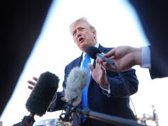 Trump ataca a ‘pergunta maluca’ do repórter sobre o envio de tropas dos EUA para o Irã enquanto emite um aviso assustador: ‘Vamos continuar bombardeando’