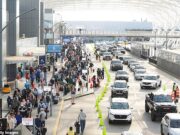 O caos da TSA é tão grande que a Delta agora está oferecendo aos passageiros a chance de alterar seus voos gratuitamente – mas apenas se eles puderem viajar na próxima semana