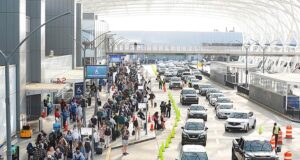 O caos da TSA é tão grande que a Delta agora está oferecendo aos passageiros a chance de alterar seus voos gratuitamente – mas apenas se eles puderem viajar na próxima semana