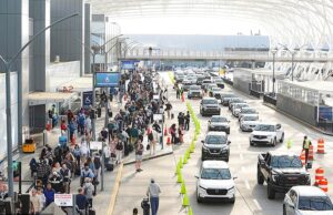 O caos da TSA é tão grande que a Delta agora está oferecendo aos passageiros a chance de alterar seus voos gratuitamente – mas apenas se eles puderem viajar na próxima semana