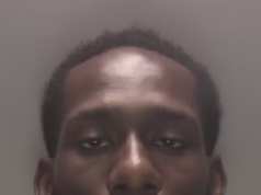 O assassino sorri para a polícia momentos depois de matar a mãe que tentou ajudá-lo após um acidente de carro