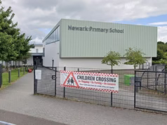 Escola forçada a cancelar o castelo inflável para crianças com excelente frequência, enquanto os pais gritam que os ausentes sofrerão