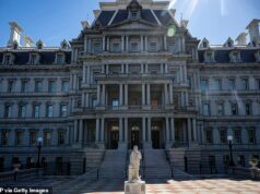 Trump inaugura nova estátua controversa nos terrenos da Casa Branca com uma mensagem enigmática