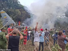 Teme-se que dezenas de soldados colombianos tenham morrido após a queda de um avião militar logo após a decolagem