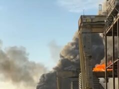 Uma refinaria de petróleo no Texas explode em chamas, provocando enormes estrondos enquanto a fumaça se espalha pelo ar.