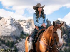 Revelado o desastroso anúncio de US $ 220 milhões de Christy Noem: cinco dígitos para aluguel de cavalos, US $ 4 mil para maquiagem e um bônus muito atraente para o marido do assistente