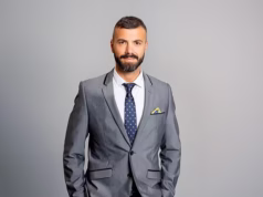 Dentro do bizarro mundo de fantasia de um corretor de imóveis que diz a um colega de Ray White para cometer suicídio – e envia seus dados para uma funerária