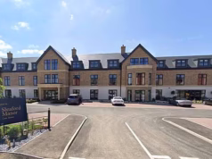 Polícia inicia investigação de homicídio depois que mulher de 88 anos morre em casa de repouso – enquanto dois aposentados são presos