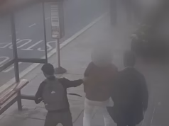 O momento em que o autor sueco teve seu relógio Hublot de £ 6.000 roubado por migrantes argelinos poucas horas depois de chegar a Londres