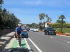 Motorista irritado de BMW atravessa ciclovia e começa a atirar objetos em motociclistas em Rizzi Newport Beach