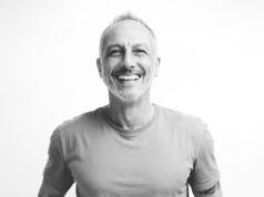 Você tem lavado o cabelo de maneira errada! Três vezes Cabeleireiro Britânico do Ano revela 8 erros que estão arruinando seus cabelos – e a quantidade certa de shampoo para usar