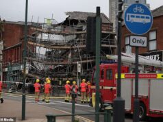 Três feridos após o desabamento de um andaime na rua da Grande Manchester – enquanto a polícia pede às pessoas que fiquem longe