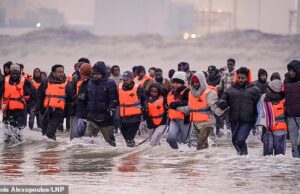 Trabalhadores migrantes do Canal chegam à Grã-Bretanha com menos de 69.000, já que 1.000 chegam em apenas uma semana