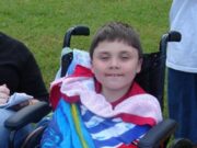 A tripulação da Allegiant feriu mortalmente um passageiro deficiente, de 24 anos, quando ele ignorou as instruções de segurança para cadeiras de rodas para embarcar no avião, alega o processo