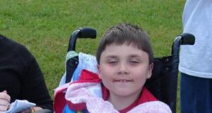 A tripulação da Allegiant feriu mortalmente um passageiro deficiente, de 24 anos, quando ele ignorou as instruções de segurança para cadeiras de rodas para embarcar no avião, alega o processo