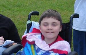 A tripulação da Allegiant feriu mortalmente um passageiro deficiente, de 24 anos, quando ele ignorou as instruções de segurança para cadeiras de rodas para embarcar no avião, alega o processo