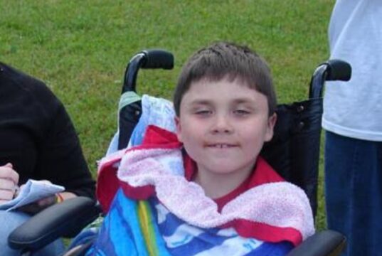 A tripulação da Allegiant feriu mortalmente um passageiro deficiente, de 24 anos, quando ele ignorou as instruções de segurança para cadeiras de rodas para embarcar no avião, alega o processo