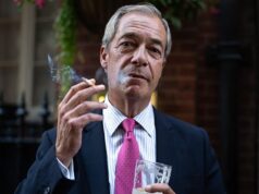 Nigel Farage promete acabar com a proibição “geracional” de fumar do Partido Trabalhista se o Reform UK chegar ao poder