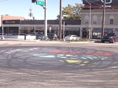 A infame cidade de Mad Max finalmente reprime as corridas de rua ilegais depois que um carro causa US$ 49.500 em danos a um mural de cruzamento.
