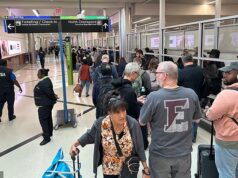 O caótico aeroporto de Atlanta traz violinista para tocar NATASHA BEDINGFIELD para clientes frustrados que esperam na fila de quatro horas da TSA