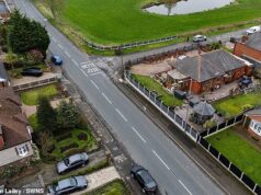 Um casal de aposentados terá que derrubar uma segunda cerca após reclamações de vizinhos – poucas semanas depois de terem sido informados de que a primeira barreira seria removida