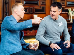 Sir Chris Hoy e Kenny Logan estão incentivando mais homens a fazerem o exame de sangue de dois minutos que poderia salvar suas vidas.