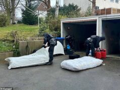 A polícia apreende ‘kits de contrabando’ vendidos para canalizar contrabandistas de migrantes – completos com botes, motores e até câmaras de ar de pneus usados como coletes salva-vidas improvisados