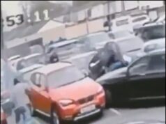 Momentos depois, a polícia armada revistou o “prisioneiro fugitivo” do lado de fora do ginásio enquanto os policiais cercavam seu carro e o paravam enquanto ele tentava escapar.