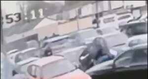 Momentos depois, a polícia armada revistou o “prisioneiro fugitivo” do lado de fora do ginásio enquanto os policiais cercavam seu carro e o paravam enquanto ele tentava escapar.